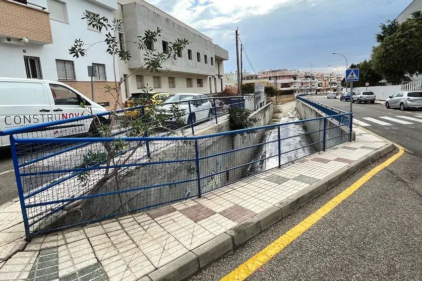 Calle Naufragio con Bda. Los Fernández y arroyo Cuevas