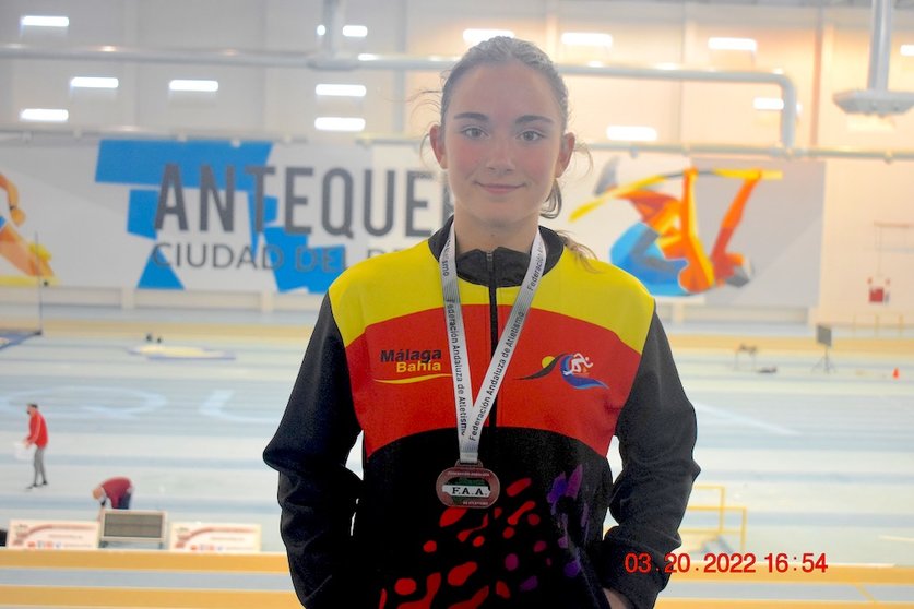 Paula León posa con su nueva medalla