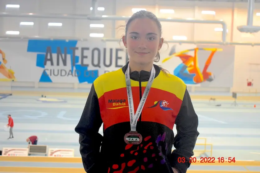 Paula León posa con su nueva medalla