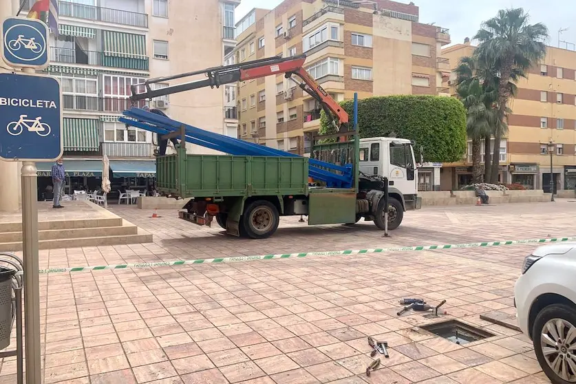 Operarios municipales trabajan en montaje para el evento.