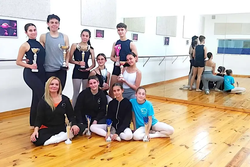 María Sánchez y alumnos de Izansdance.