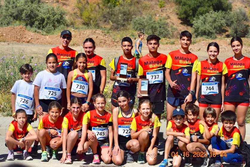 Jóvenes atletas del Club Málaga Bahía