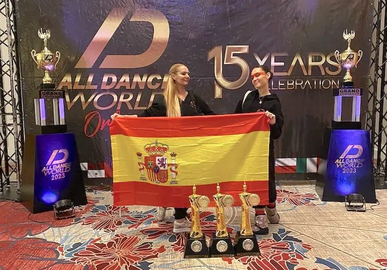 María y María del Mar posan con trofeos
