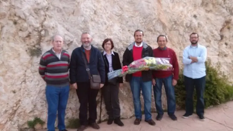 EL CANDIDATO A LA ALCALDIA DE IU, PEDRO FERNANDEZ Y OTROS MIEMBROS DEL PARTIDO REALIZAN UNA OFRENDA FLORAL  copia