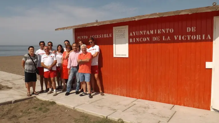 concejal y cruz roja en punto accesible Rincon de la Victoria copia