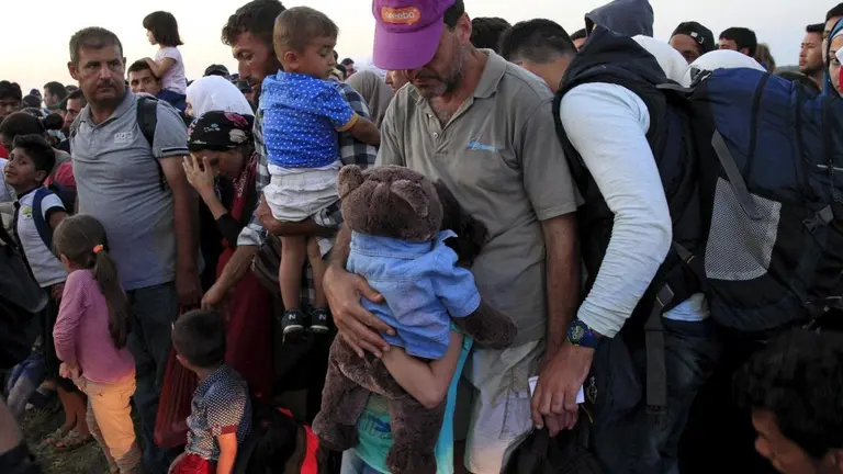 Refugiados sirios tras cruzar la frontera entre Serbia y Hungr&iacute;a cerca de Roszke el 27 de agosto de 2015 Reuters