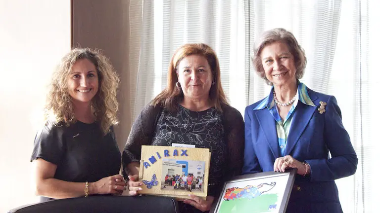 La Presidenta y la Gerente de Amirax junto a la Reina Sofia