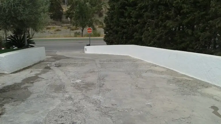 Acceso a cementerio Cala del Moral