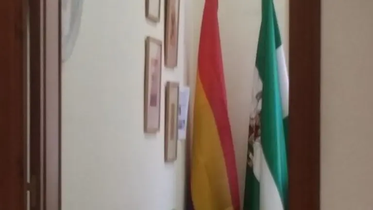 Bandera republicana en el despacho de concejal&iacute;a de V&iacute;a P&uacute;blica