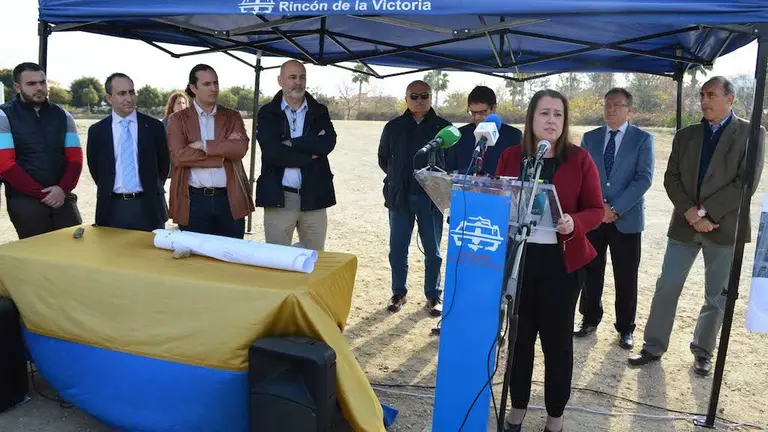 Anaya durante el acto de colocaci&oacute;n de la primera piedra de la piscina cubierta
