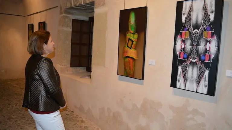 Visitante observando obras