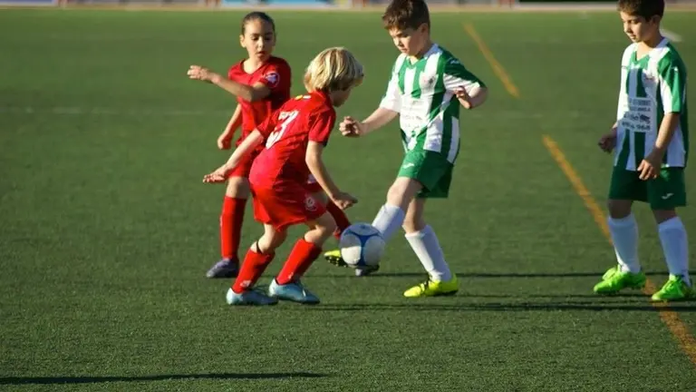 Un partido de futbol base
