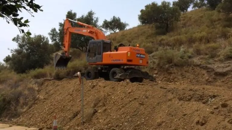 obras carretera acceso macharaviaya