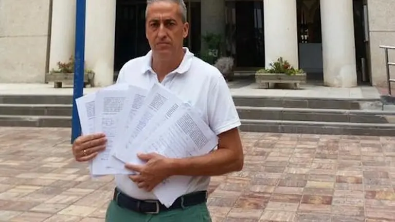 Vecinos registran firmas en el Ayuntamiento de Rinc&oacute;n de la Victoria