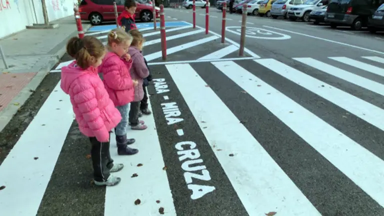 Pasos de cebra cerca de un colegio