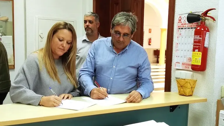 Elena Aguilar y Sergio Antonio D&iacute;az durante la firma y presentaci&oacute;n de la moci&oacute;n.