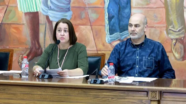 Encarnaci&oacute;n Anaya y Antonio Moreno en un momento del Pleno
