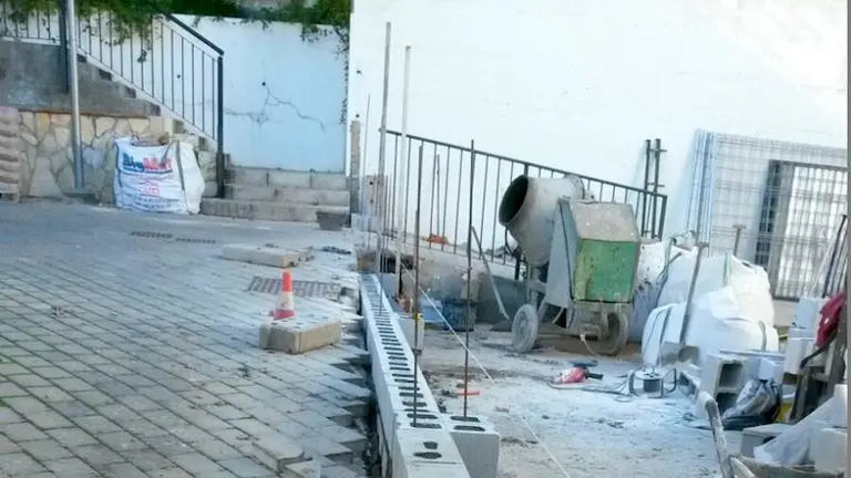 Construcci&oacute;n nuevo muro ceip la candelaria