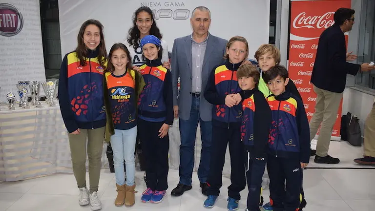 Corredores del Club M&aacute;laga Bah&iacute;a en la entrega de trofeos