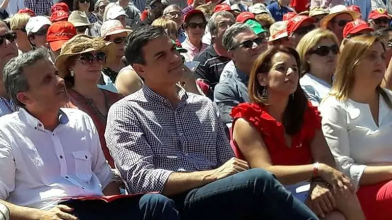 Mari Carmen Mont&aacute;&ntilde;ez junto a Pedro S&aacute;nchez