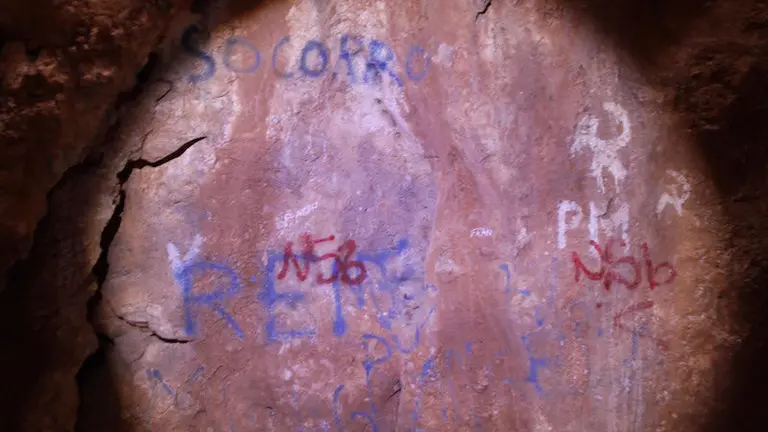 Destrozos en la Cueva de la Victoria
