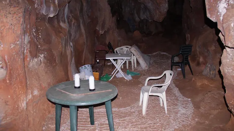 Mobiliario en interior de la cueva de la Victoria