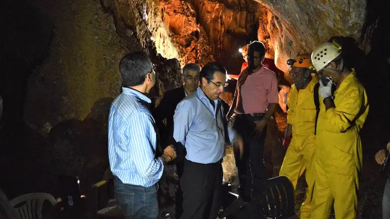 Visita al interior de la cueva de la Victoria