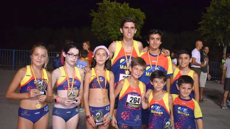 Atletas del Club M&aacute;laga Bahia posan con sus premios