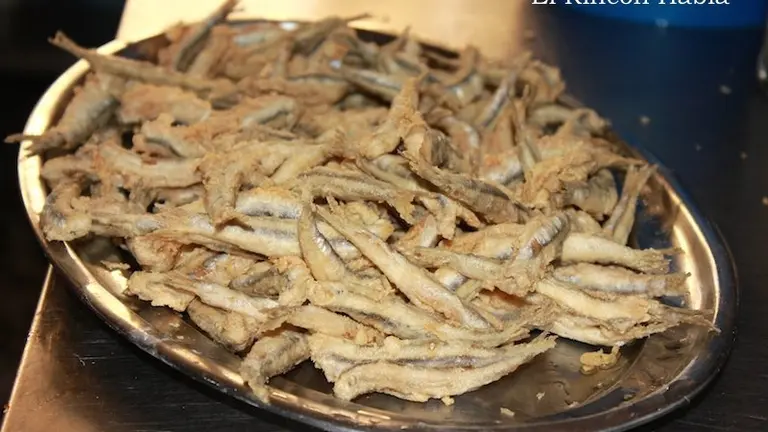 Bandeja de boquerones fritos