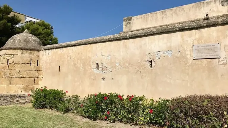 Deterioro de la fachada de la Casa Fuerte Bezmiliana