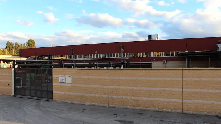 Exteriores muelles de carga y descarga del Centro Comercial de Rinc&oacute;n de la Victoria