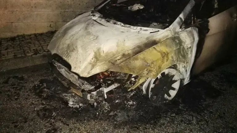 Coche incendiado en calle Elio Antonio de Nebrija_0885 copia