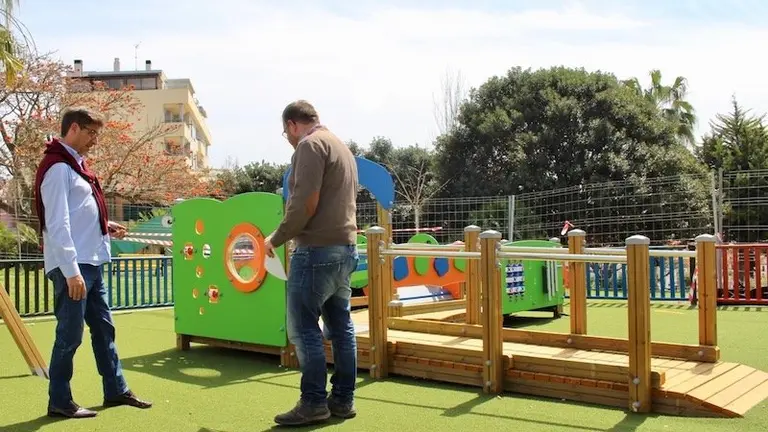 Parque infantil en calle Los Almendros