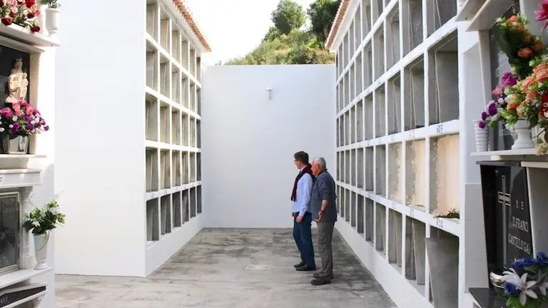 Concejal Jos&eacute; Luis P&eacute;rez Garc&iacute;a visita nuevos nichos en el cementerio de La Cala del Moral