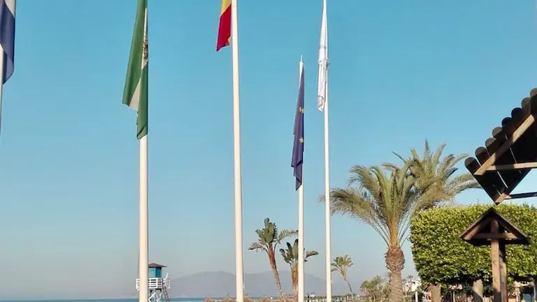 Bandera de Q de Calidad Tur&iacute;stica en las playas de Rinc&oacute;n de la Victoria