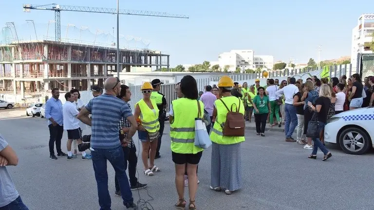 Padres se manifiestan a las puertas de las prefabricadas