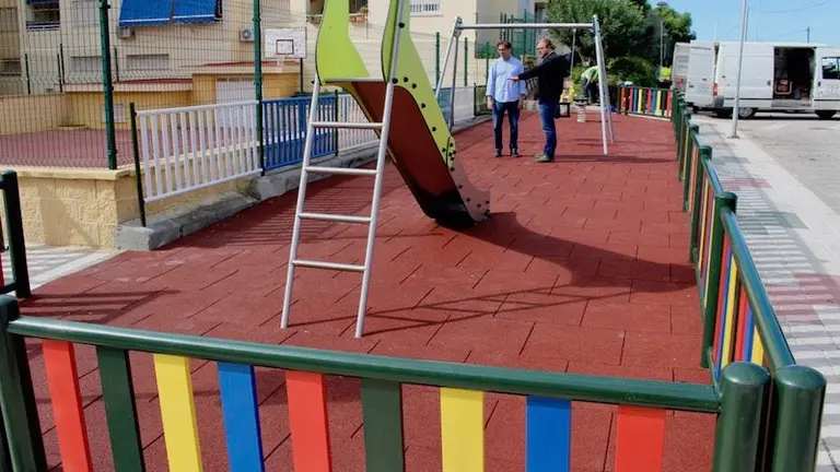 Parque infantil en C/ Barlovento, Torre de Benagalb&oacute;n
