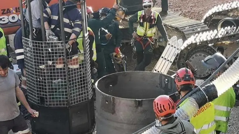 Mineros comienzan a entrar en la galer&iacute;a vertical para rescatar a Yulen
