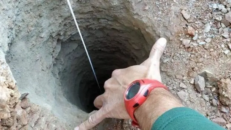 Pozo por el que cay&oacute; el peque&ntilde;o Yulen