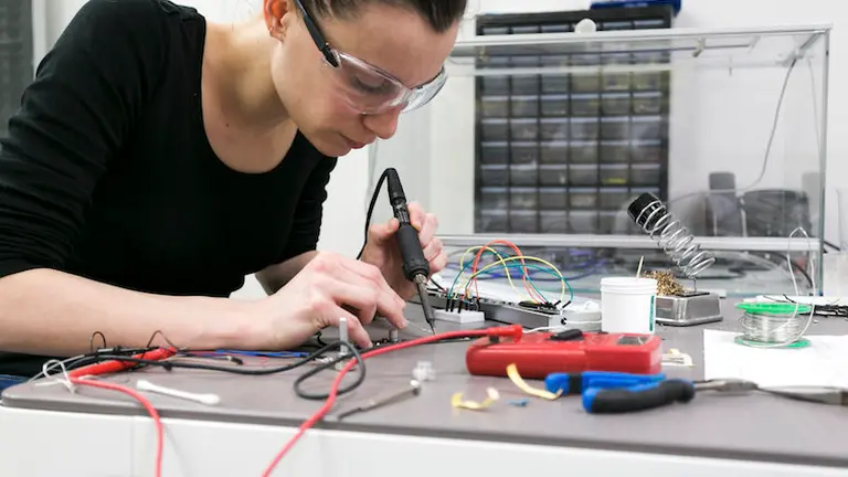 mujer trabajando tecnologia