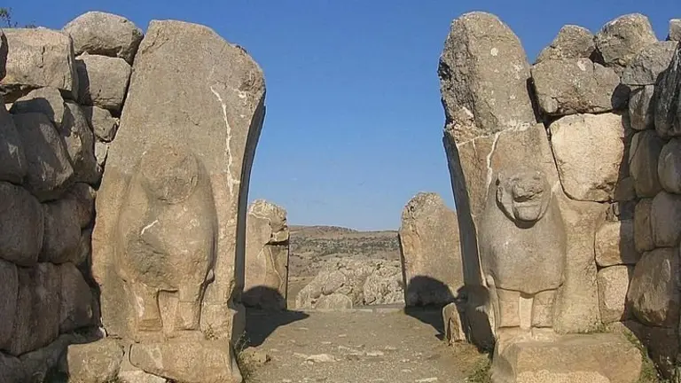 La puerta del le&oacute;n es una de las varias puertas de la ciudad hitita de Hattusa