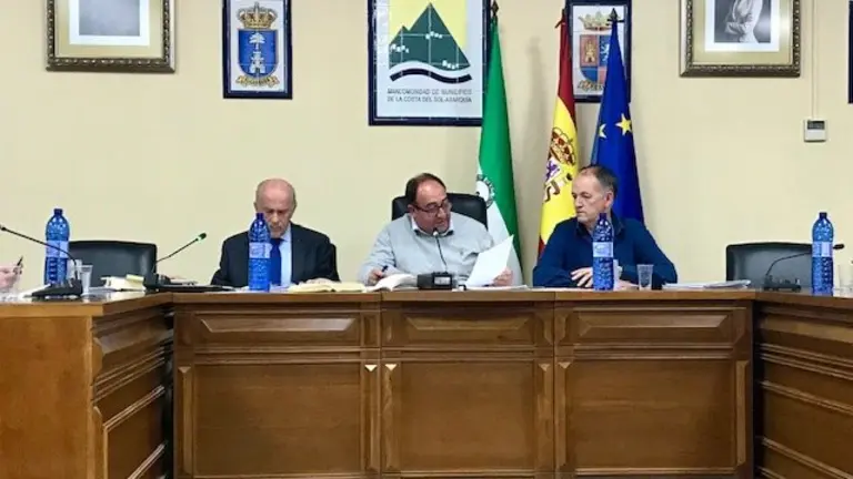 De derecha a izquierda, Juan Pe&ntilde;as (IU), Gregorio Campos (PSOE) y el secretario Miguel Berbel.