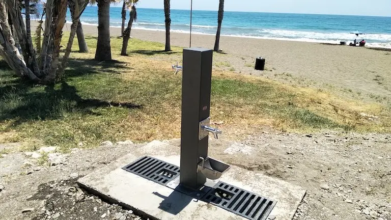 Fuente para mascotas en Torre de Benaglab&oacute;n