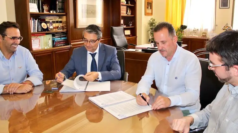 Firma Contrato Piscina 20junio2019 800x533