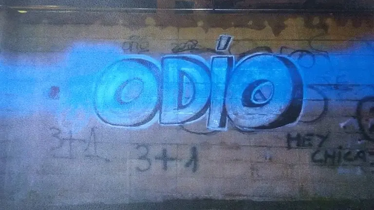 Graffiti con la firma Odio