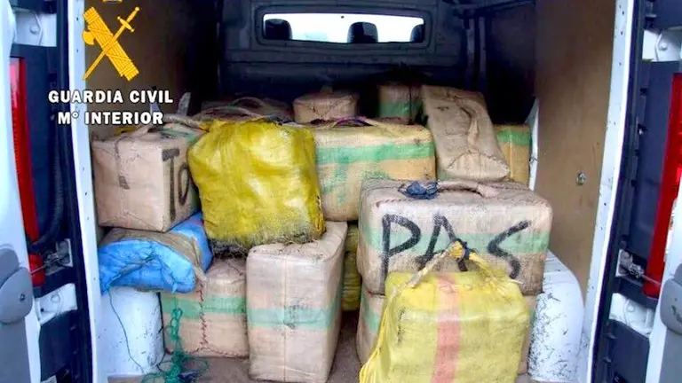 Fardos de hach&iacute;s intervenidos durante el operativo_0332 800