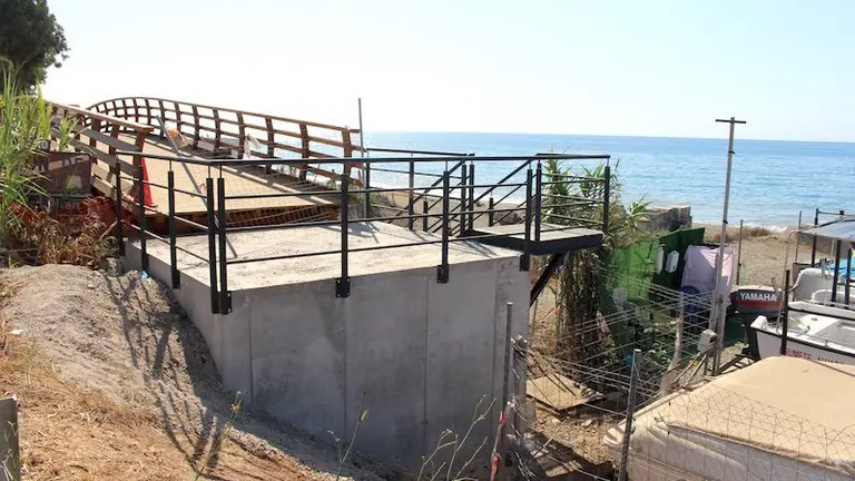 Final de ejecuci&oacute;n la pasarela de la Senda Litoral sobre el arroyo Santill&aacute;n.