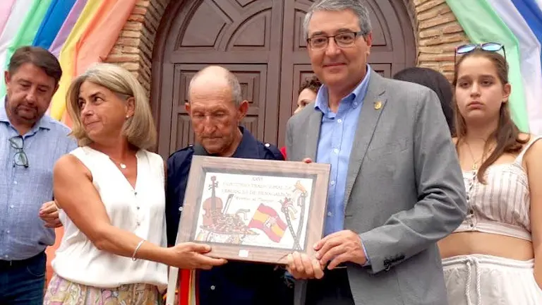 Francisco Salado entrega el premio al alcalde de la panda Jotron y Lomilla Jose Romero
