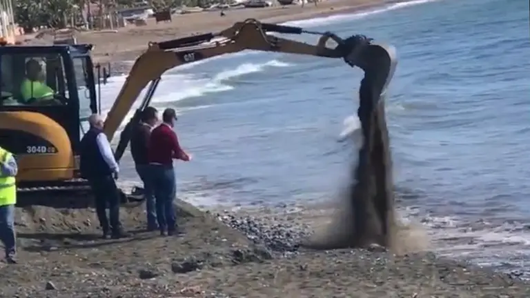 Tecnicos supervisan los materiales arrojados a la playa