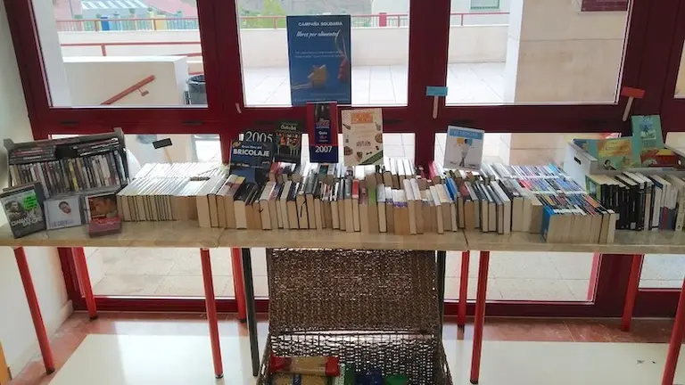 Foto del cambalache en la biblioteca de Rinc&oacute;n de la Victoria